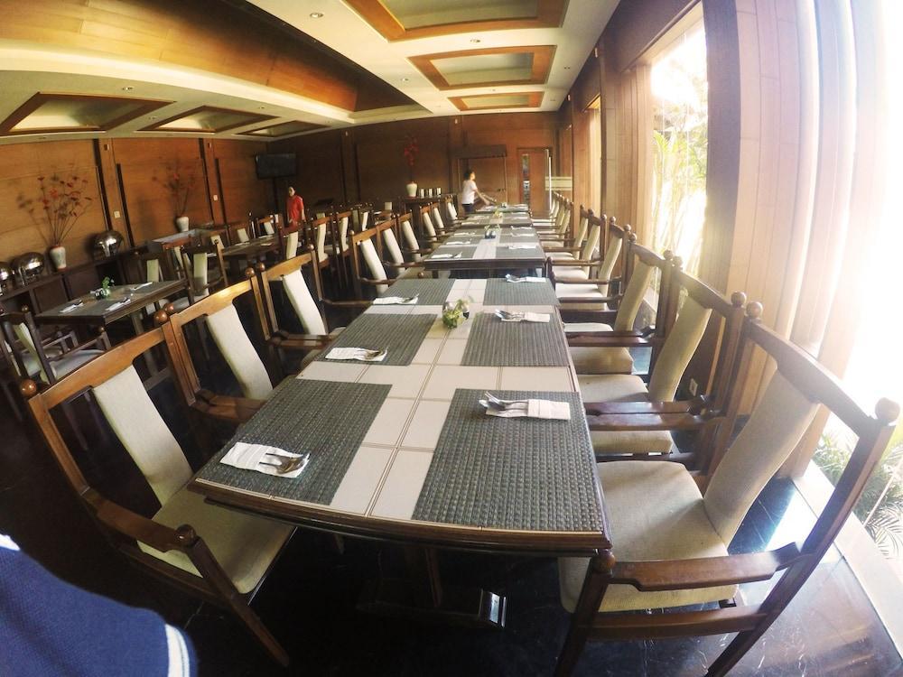 Hotel Mutiara Cilacap Esterno foto